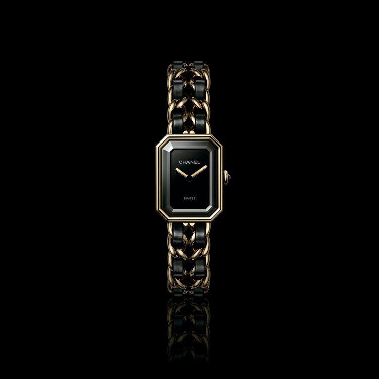 全新Première腕表原創款使用了18K黃金塗層雙鍊設計、並搭配手工交織皮革穿鍊表帶與祖母綠型切割的藍寶石水晶玻璃。圖 / CHANEL提供