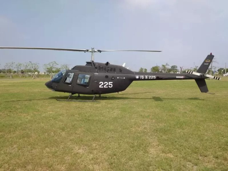 航特部訓練直升機上午引擎異常，緊急迫降台南鹿耳門天后宮停車塲。 圖／讀者提供