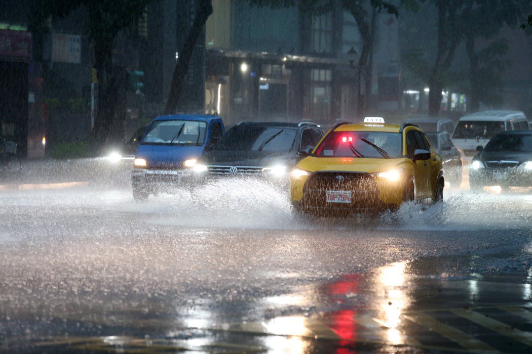 中央氣象局發布豪雨特報，東北風影響及對流發展旺盛，易有短延時強降雨，今天宜蘭縣地...