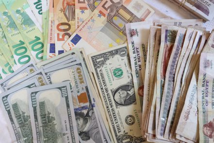 全球外匯存底今年來銳減約1兆美元，減少金額為史上最大。歐新社