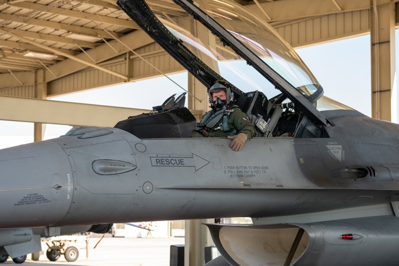 2022年1月10日，即將到達60歲強制退伍年齡的費赫利中校，最後一次駕駛F-16飛行。圖／美國空軍檔案照