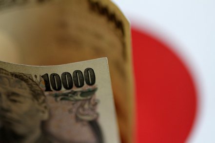 分析師認為，由於日本和美國的貨幣政策分期將進一步擴大，近來走勢平穩的日圓，預料將續貶。路透