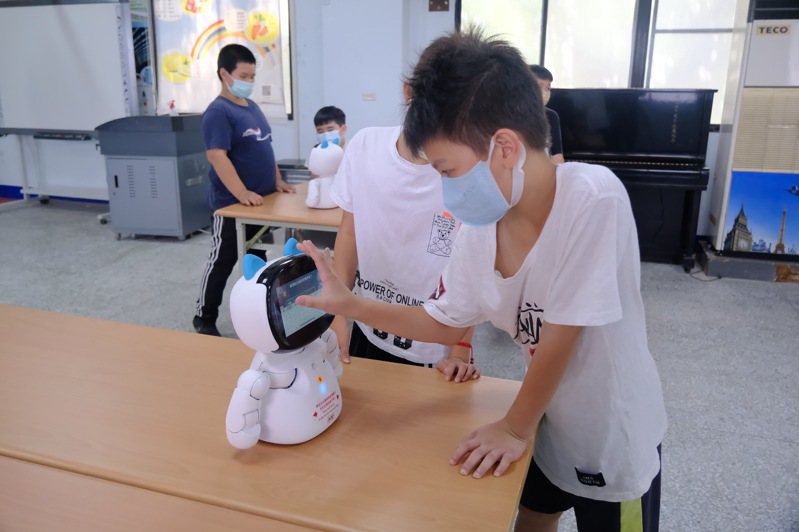 五龍實驗小學讓每個班級都有機器人，發展特色課程。圖／縣府提供