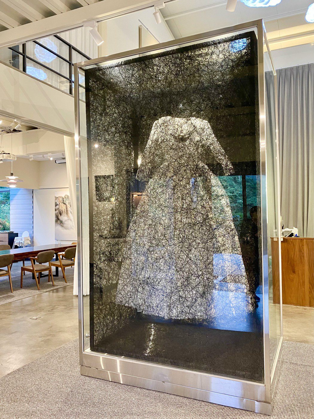 日本當代藝術家「塩田千春」的作品「連身裙」，令人眼睛為之一亮。記者宋健生/攝影