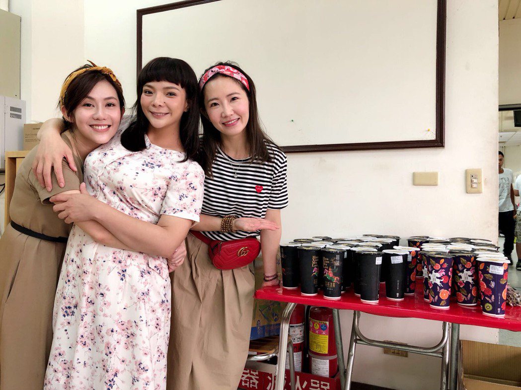 謝忻(右起)、小甜甜和王宇婕過去是無話不談的好姐妹。圖／民視提供