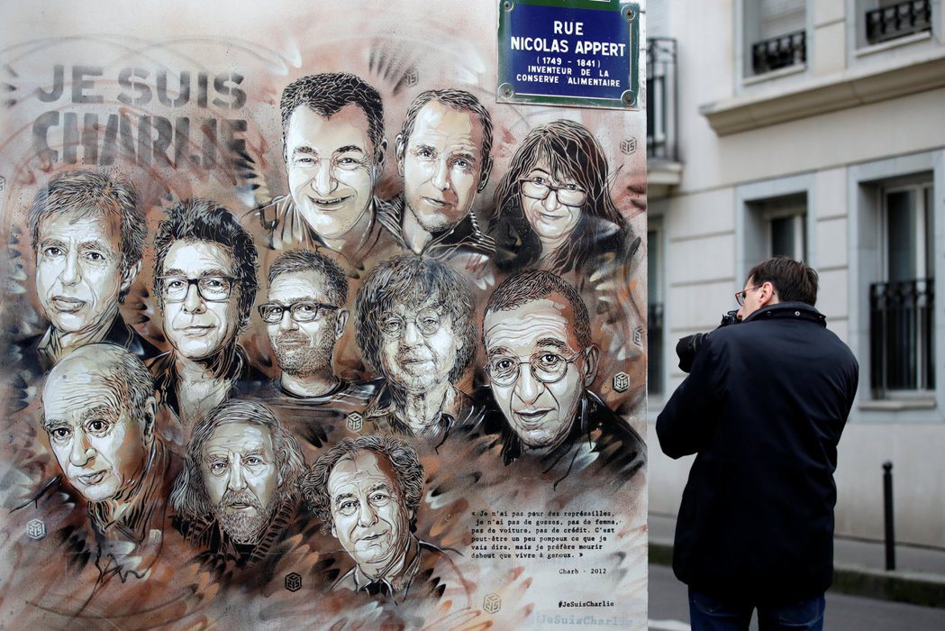 圖為巴黎街頭，2015年巴黎《查理週刊》遭屠殺的員工畫像。 圖／路透社 