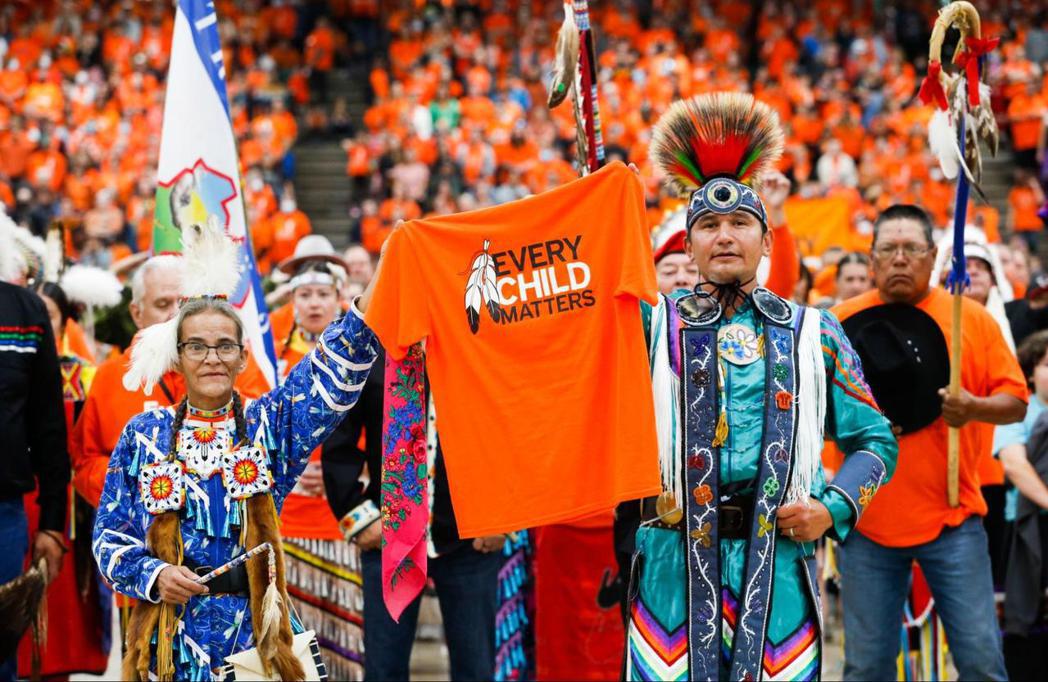 2022年9月30日的加拿大真相和解日，眾人穿上橘衣，直面過往國家帶給原住民孩童...