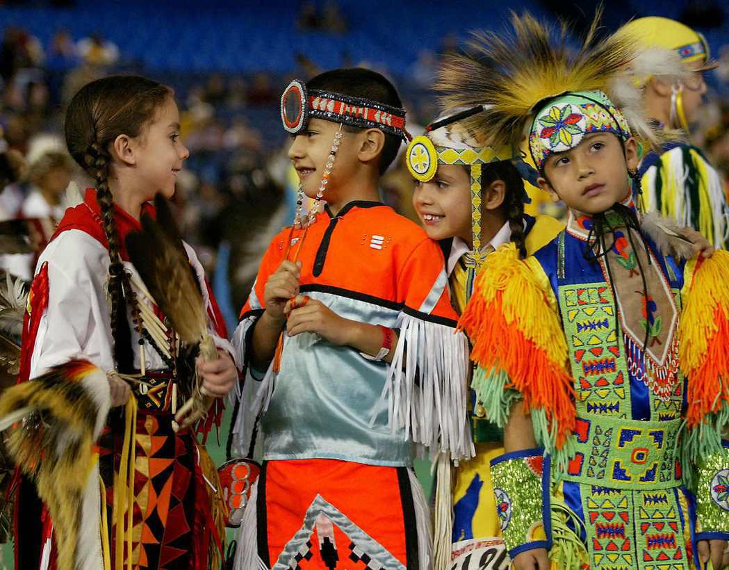 加拿大傾全國之力去面對原住民真相和解運動。圖為節慶上的加拿大原住民孩童。 圖／美...