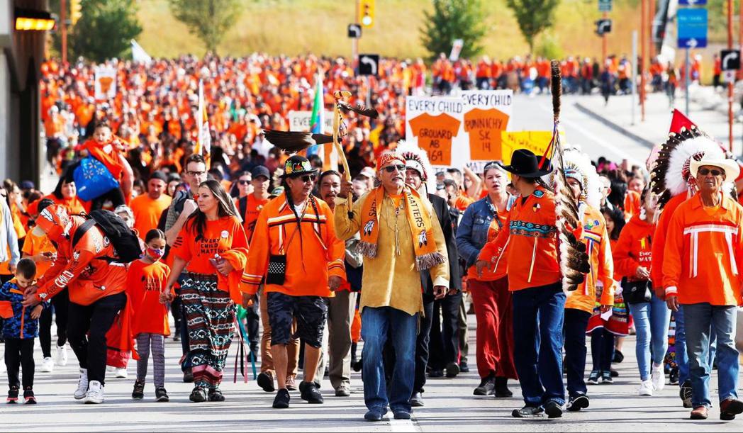 2022年9月30日，加拿大溫尼伯的「橘衣日」大遊行。 圖／美聯社  