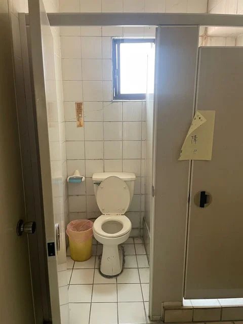 網友面試時拍下該公司廁所環境。圖擷自Dcard