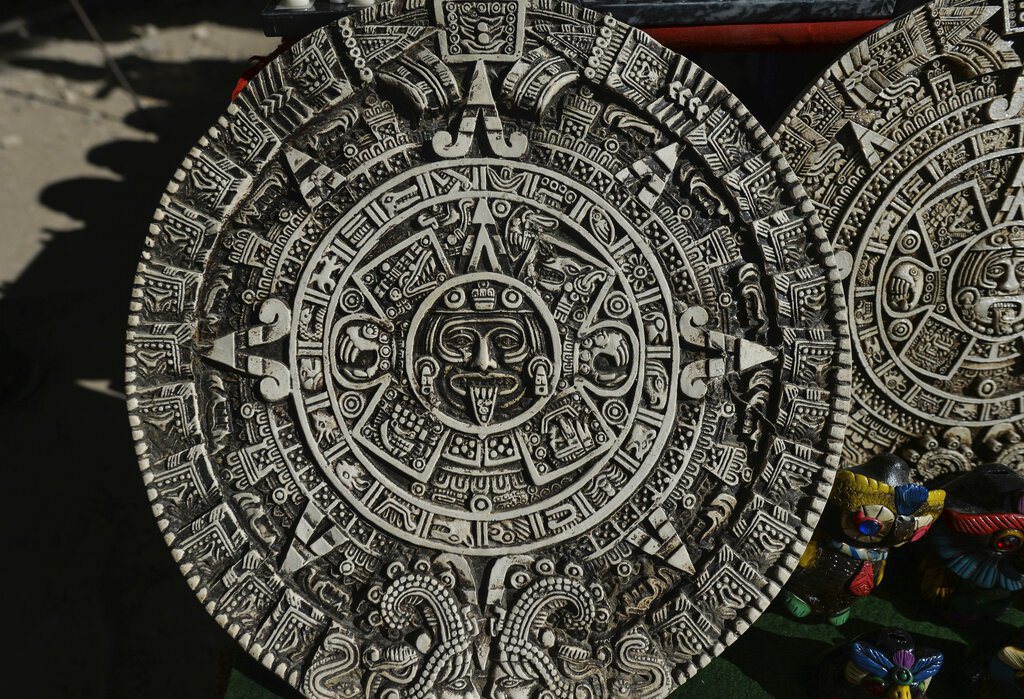 馬雅遺跡卡斯蒂略金字塔（El Castillo）販售刻有阿茲特克日曆的紀念品。 ...