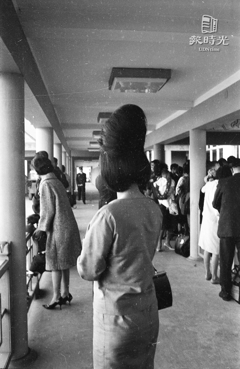 圖為一名梳著奇特髮型的女子於機場留影。圖＼聯合報系資料照（1965/1/25　王萬武攝影）