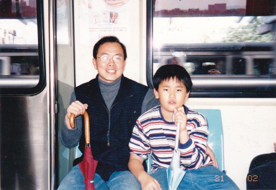 約莫四年級，十歲左右，我與父親的合影照。（圖／黃柏偉　提供）