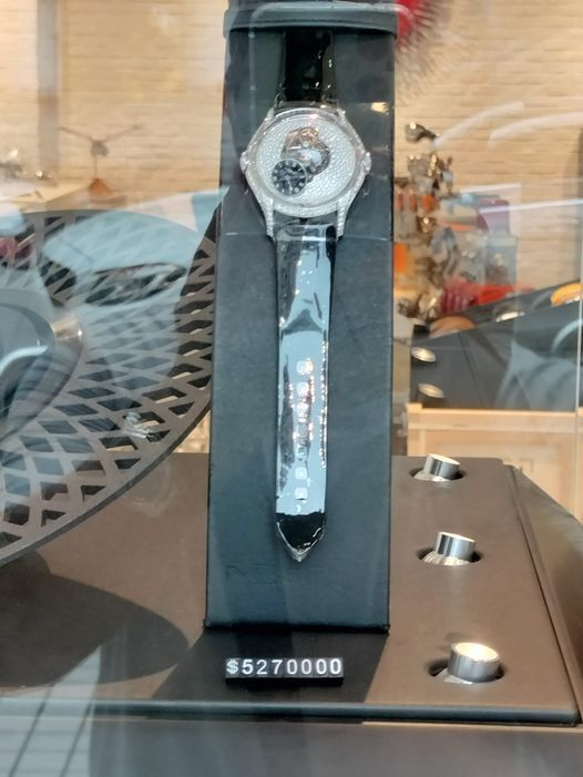 網友拍下一個要價5,270,000元的滿鑽手錶。圖擷自路上觀察學院