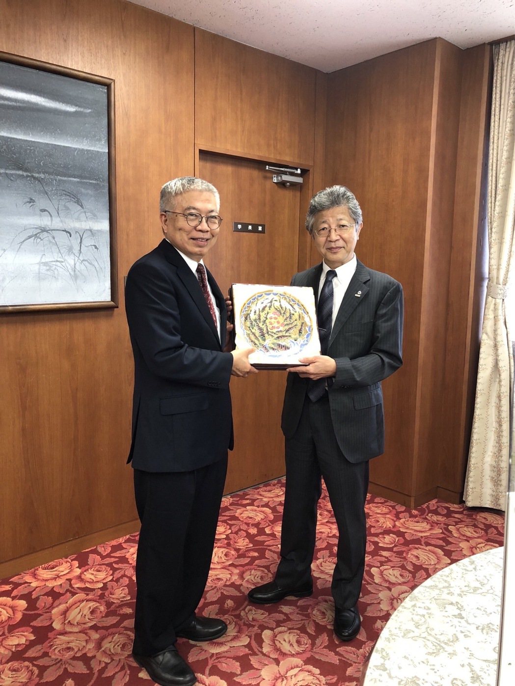 北科大校長王錫福（左）致贈陶瓷彩繪盤予大阪工業大學校長井上晉。 北科大/提供