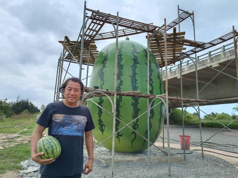 曾煥昇表示，裝置藝術西瓜高4米、寬3米，可說是全國最大的西瓜。記者吳傑沐／攝影