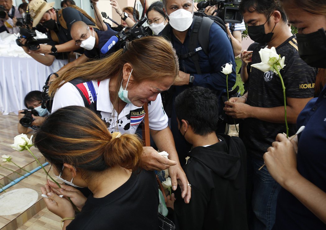 泰國東北部農磨蘭普府6日發生一起大規模槍擊慘案，34歲前警員潘亞（Panya K...