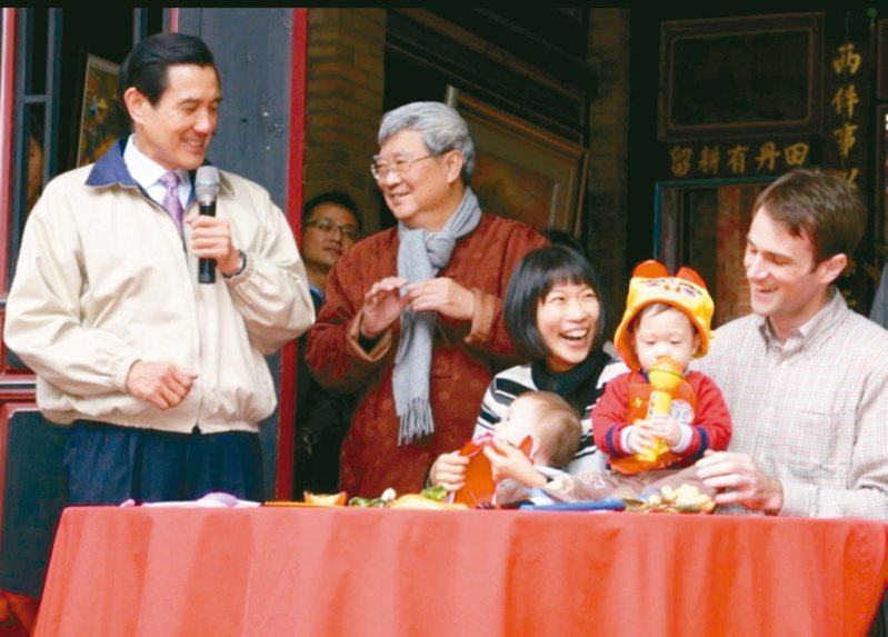 王曉波(左二)、馬英九(左一)在蘆洲李宅與長女娃娃夫婦、外孫一起參加抓週活動。（圖／王曉波家屬提供）
