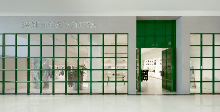透明的玻璃落地窗，巧妙融入品牌經典的編織風格元素。圖 / Bottega Ven...