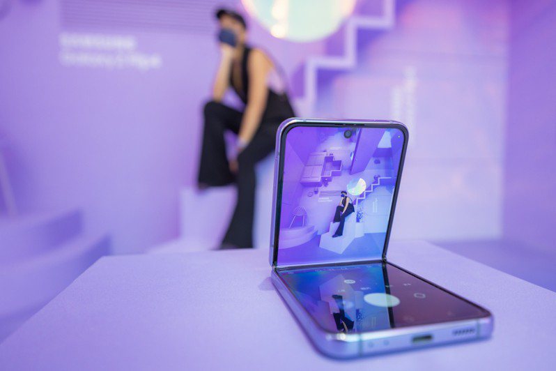 透過Samsung Galaxy Z Flip4免手持自拍，拍出各式魔幻趣味的錯位視角。圖／三星提供