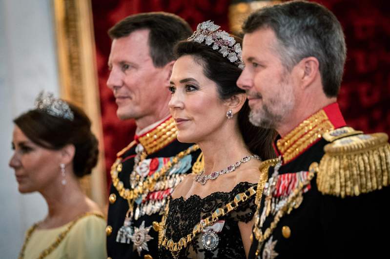 西班牙雜誌「浮華機密」宣稱，丹麥王室出現裂痕的真正原因是女王么子約阿基姆王子（左二）「深愛」嫂嫂瑪莉太子妃（右二）。圖為丹麥王儲弗雷德里克王子（右一）與夫人瑪莉，及約阿基姆王子與夫人瑪麗（左一）9月11日出席慶祝丹麥女王瑪格麗特二世登基50年宴會。法新社
