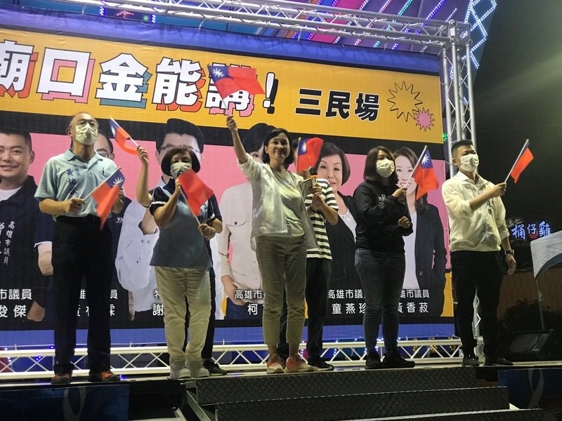 國民黨市長參選人柯志恩率三民區四位議員合唱「快樂的出航」這首歌凝聚士氣。記者徐白櫻／攝影