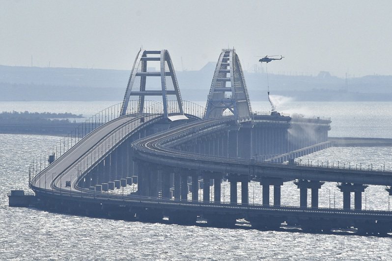 俄罗斯外交部今天表示，乌克兰对于克里米亚桥（Crimean Bridge）发生强烈爆炸的反应，显露其「恐怖主义本质」。 美联社(photo:UDN)