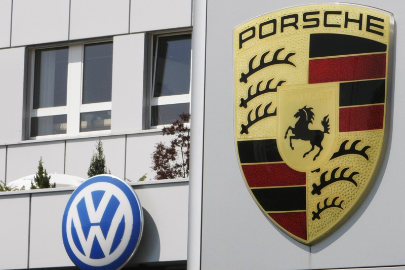 保時捷公司（Porsche AG）於9月29日掛牌上市，這場價值百億美元的IPO讓保時捷家族重新坐回駕駛座，公司市值不但超車母企業福斯汽車，甚至不必再聽命於福斯汽車的上司。路透