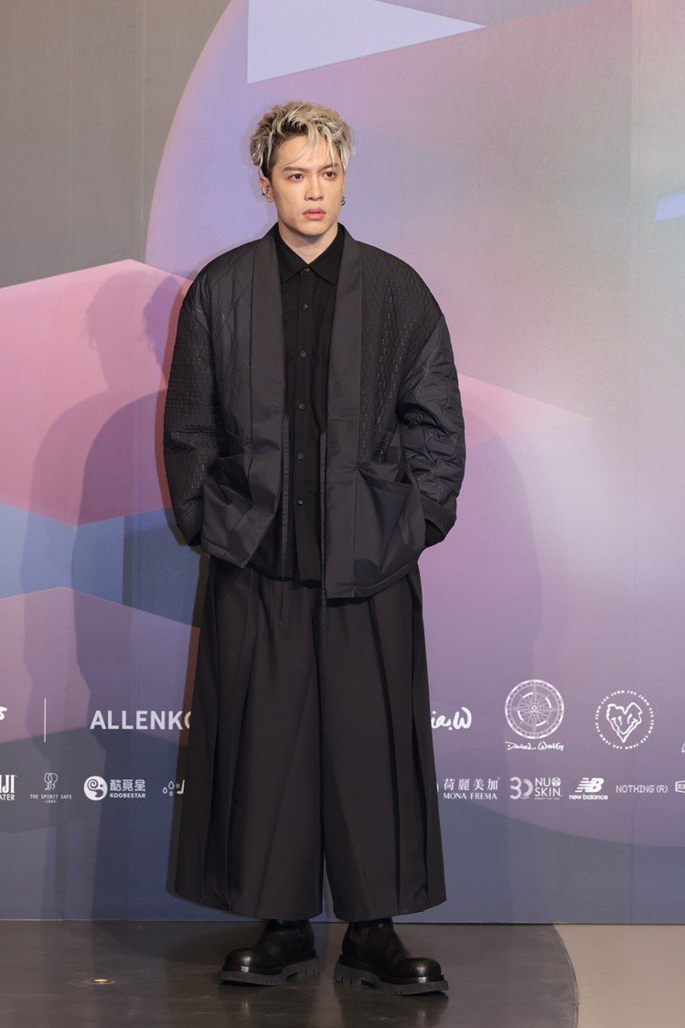神情酷酷的J.Sheon，身上服裝品牌來自近日頗受注目的台灣設計師品牌OqLiq...