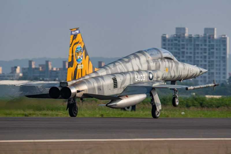 飛抵新竹的5403號彩繪機，可看到垂直尾翼上虎頭圖案與7th FTW（第七飛行訓練聯隊）字樣；未來換裝F-16後，將改稱戰術戰鬥機聯隊（TFW）。圖／取自中華民國空軍臉書