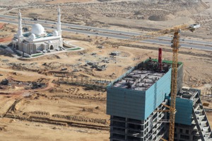 埃及新行政首都商業區去年3月施工場景。路透
