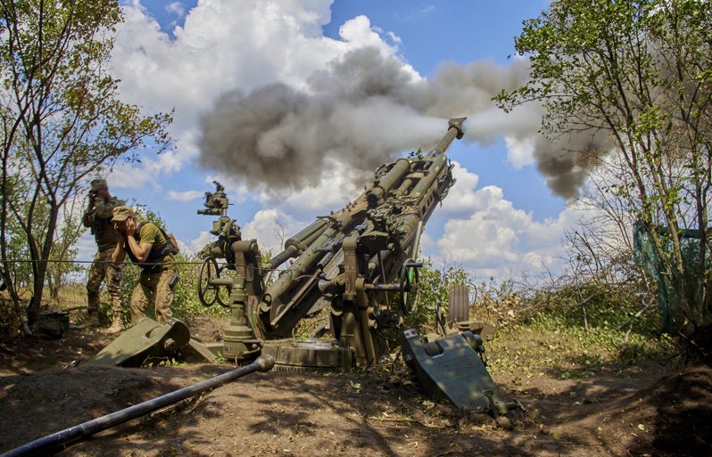 今年7月28日，乌克兰军人在哈尔科夫前线地区使用美国援助的M777榴弹砲。欧新社(photo:UDN)