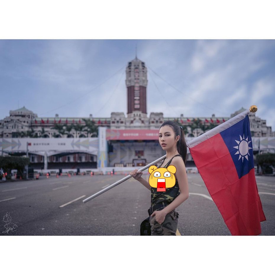 曾擔任過職業軍人的CC在總統府前拍下穿著迷彩服的辣照慶祝國慶。 圖／擷自instagram。