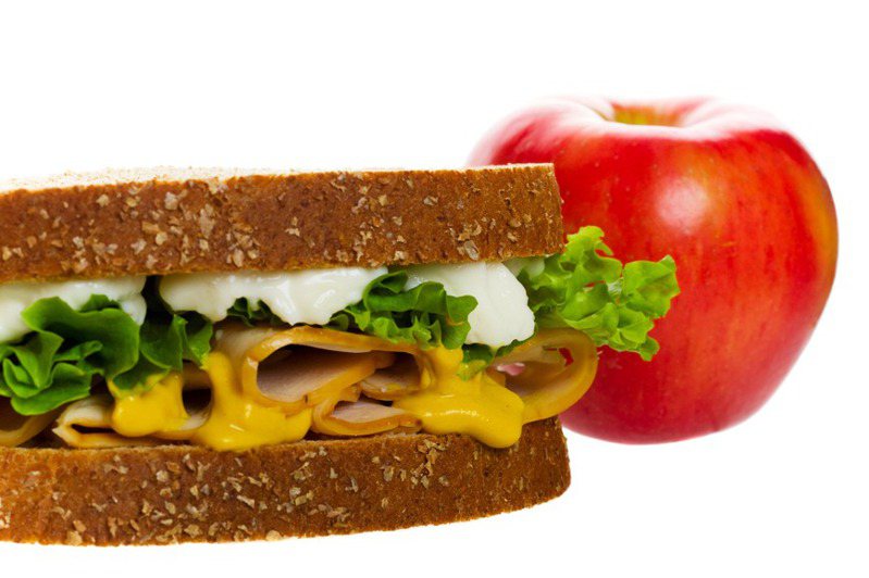 学生自带午餐，常见有冷三明治、面包、果汁与义大利冷面。示意图。图片来源／ingimage(photo:UDN)