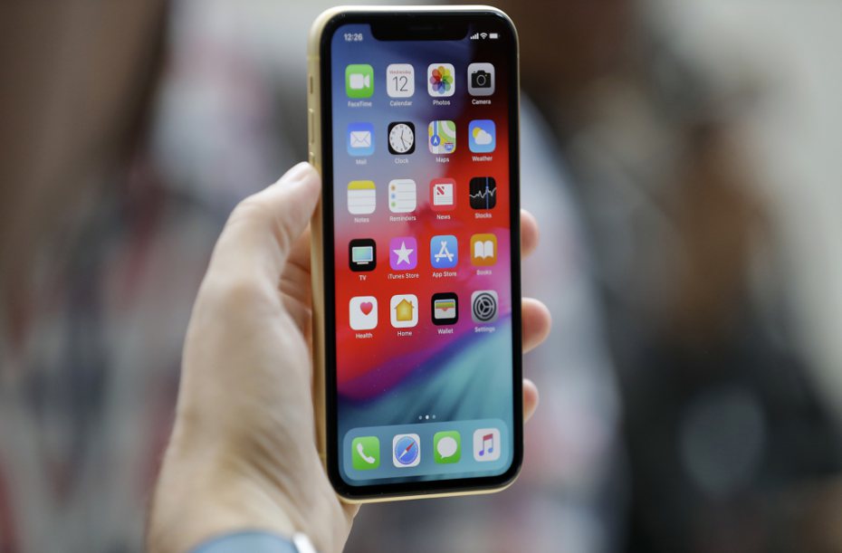 分析師表示，蘋果新一代平價機款iPhone SE將搭載6.1吋LCD螢幕，而且出現「瀏海」，可能和iPhone XR的設計類似。美聯社
