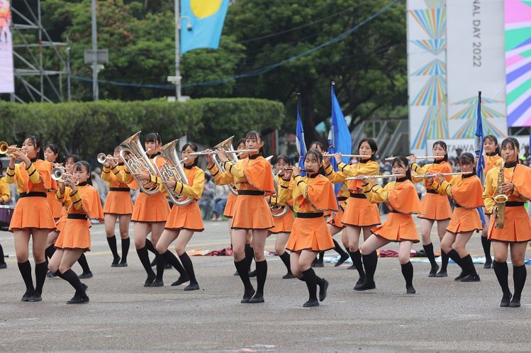 有「橘色惡魔」稱號的日本京都橘高校吹奏部昨（10）於國慶大會上的精彩演出博得滿堂彩。記者許正宏／攝影