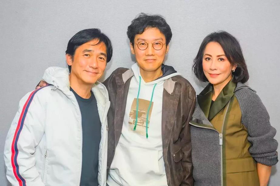 梁朝偉(左起)、「魷魚遊戲」導演黃東赫、劉嘉玲見面合影。 圖／摘自IG