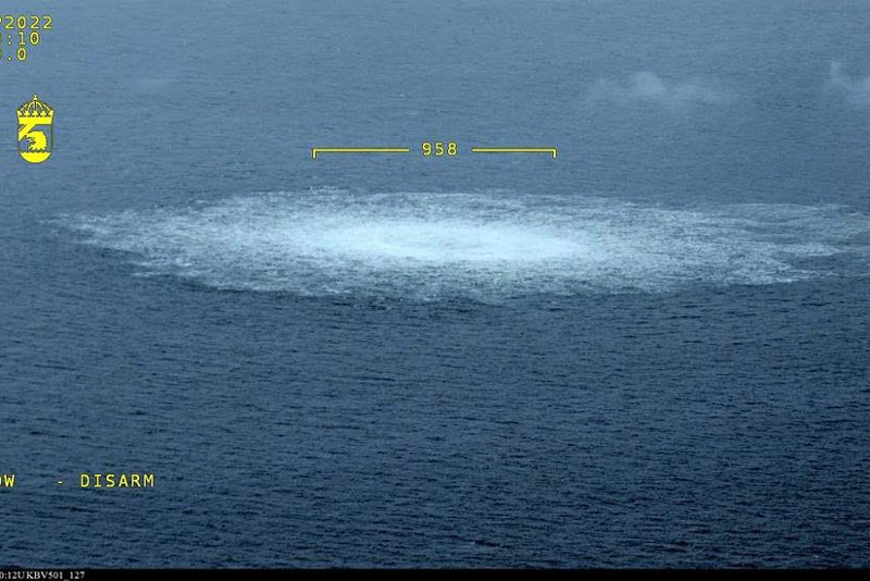 瑞典海岸防衛隊9月27日提供的空拍圖顯示管線外洩點的海面上出現大面積氣泡。新華社