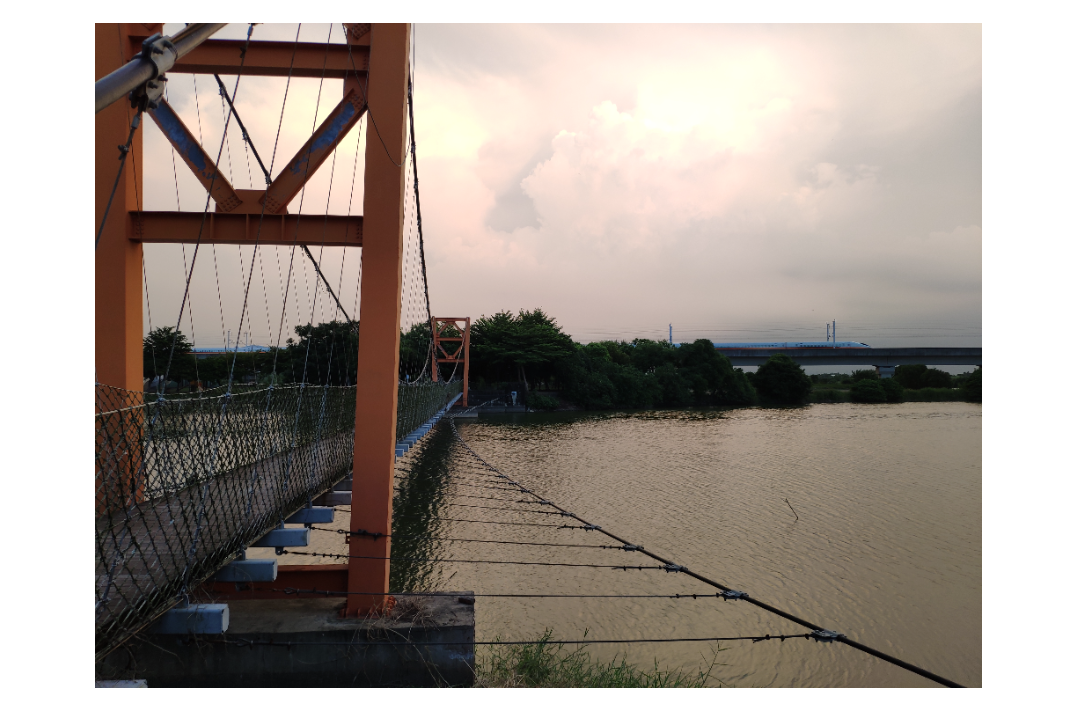 著名的官田葫蘆埤吊橋，不時可見高鐵列車飛馳而過。 記者謝進盛／攝影