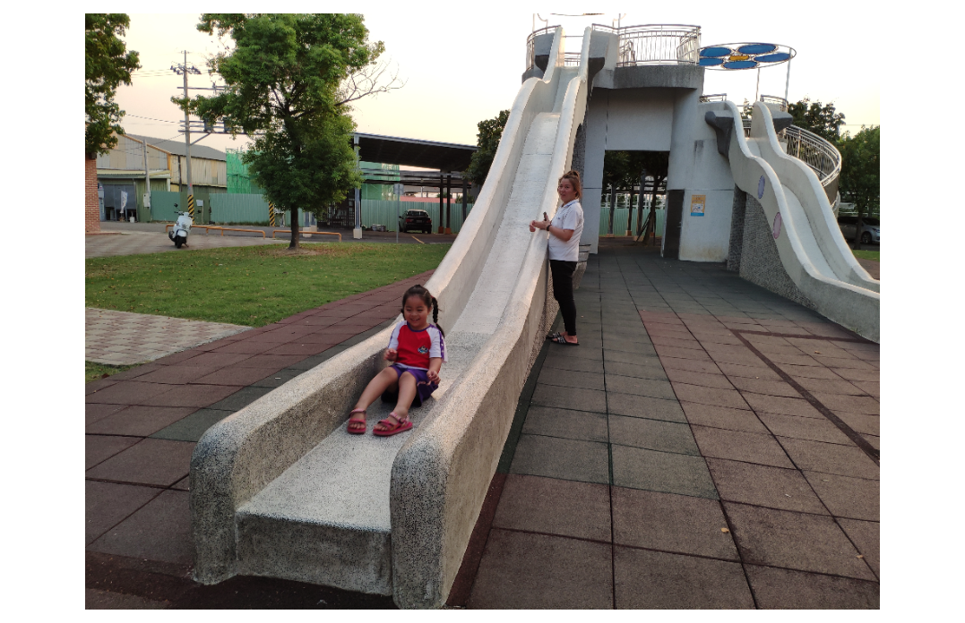 葫蘆埤畔大型溜滑梯，是溜小孩的好去處。 記者謝進盛／攝影