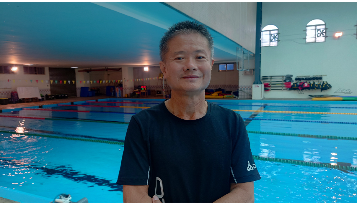 金紙店老闆胡宏杰在國小教游泳，以自身經驗分享運動好處。 記者簡慧珍／攝影