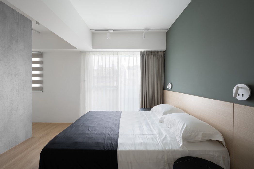 主臥床頭牆面採用使用者喜愛的莫蘭迪灰綠色，搭配水泥灰色牆面、窗簾等，幾何的層次表...