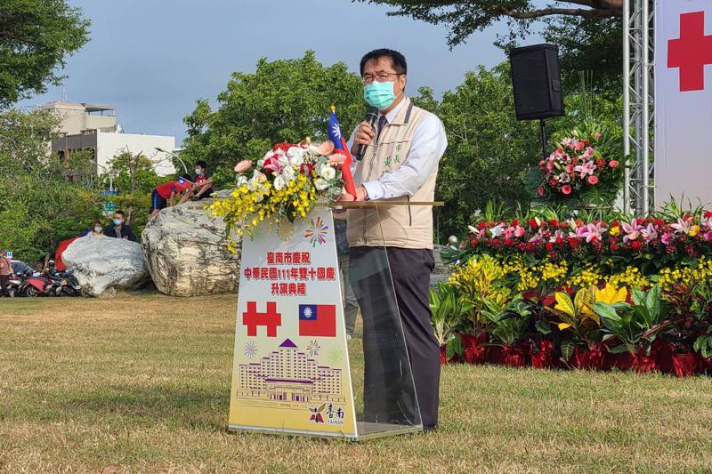 台南市長黃偉哲10日參加升旗典禮，不忘說明他的執政成果。記者黃宣翰／攝影