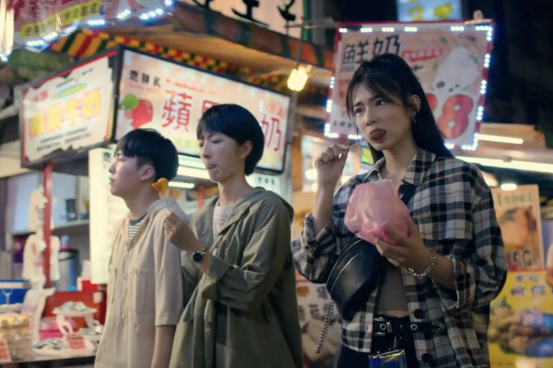 在《台北女子圖鑑》劇中，來自台南的主角在新北市永和樂華夜市，評論台北夜市小吃貴、吃起來奇怪、虛華。圖／翻攝《台北女子圖鑑》畫面