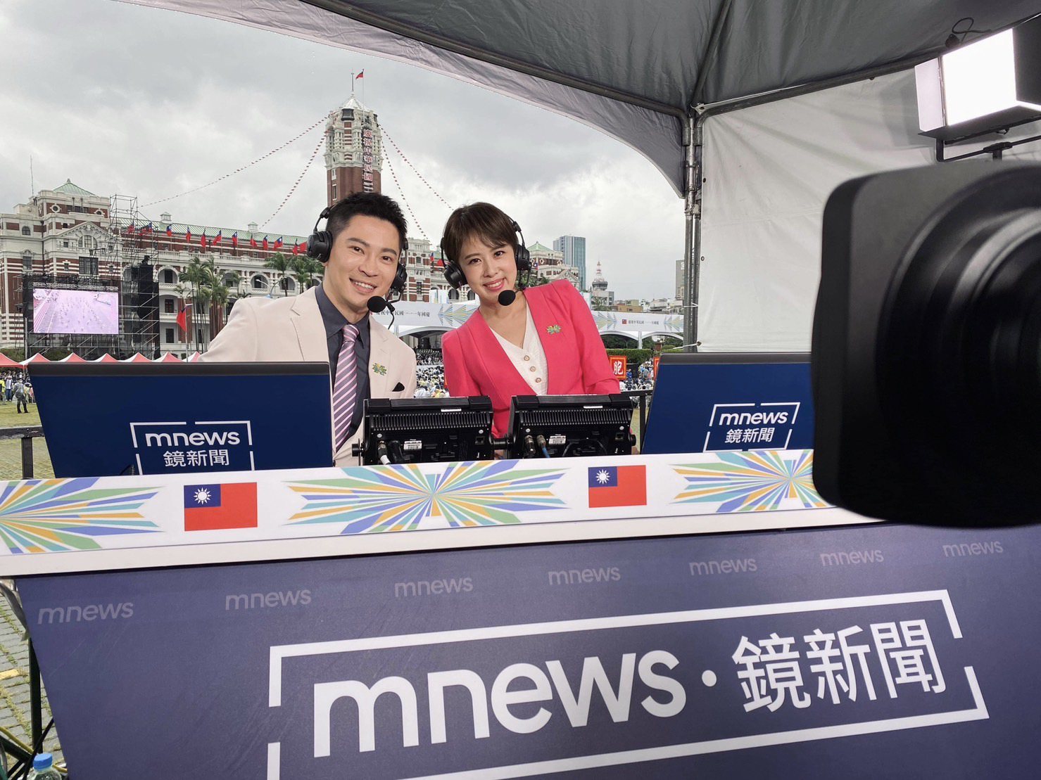 鏡新聞主播王顯瑜（左）及朱培滋負責外場轉播工作，兩人展現絕佳默契。圖／鏡新聞提供