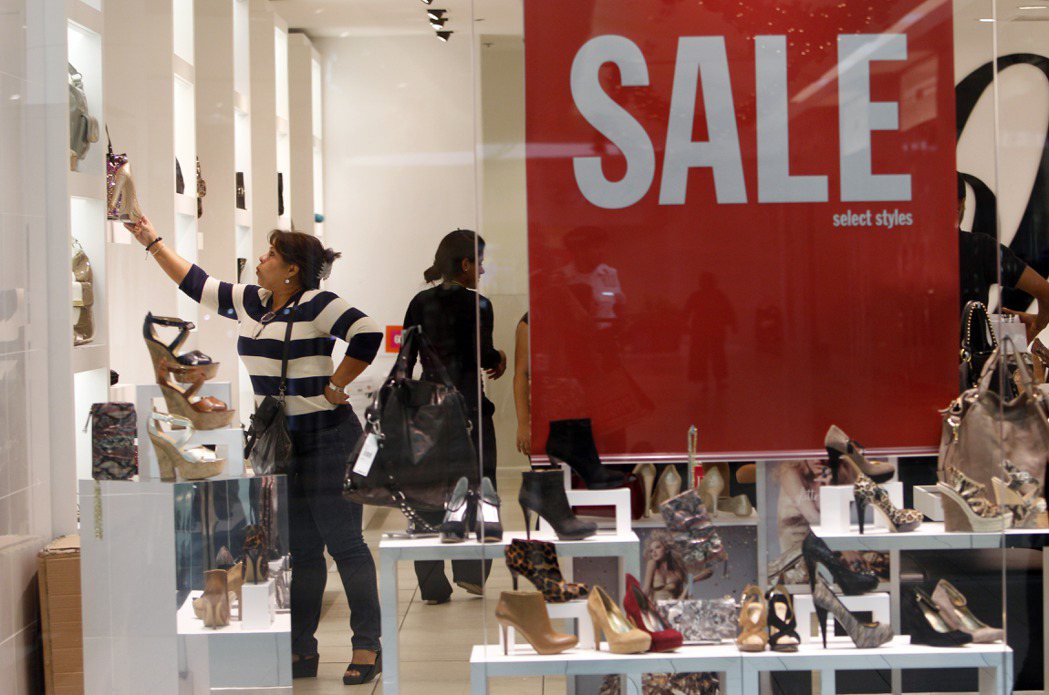 零售業者提前推出購物促銷，搶在感恩節後黑色星期五購物日來臨前提早吸引消費者。美聯...