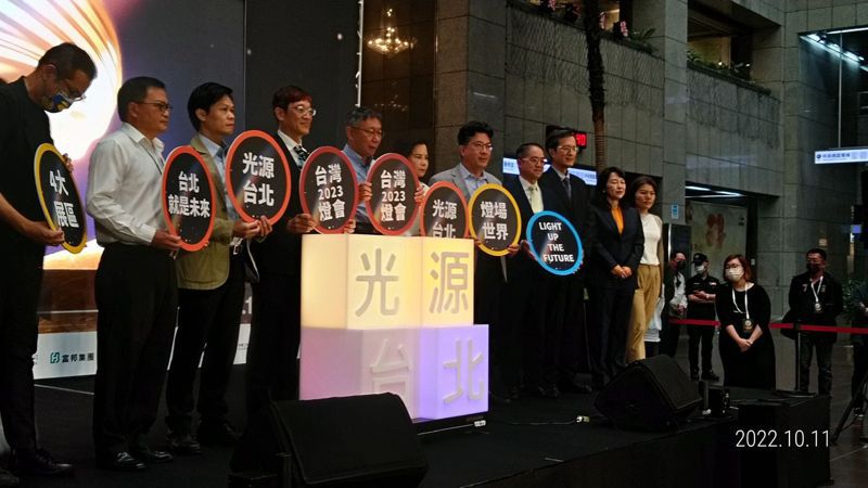市長柯文哲今天主持2023台灣燈會在台北「溫暖光球」主視覺亮相記者會，並揭曉四大展區，不過卻獨缺大巨蛋。記者林麗玉/攝影