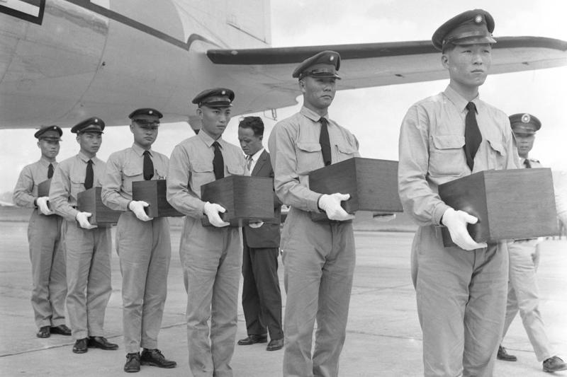 1960年7月乘座美軍用機於赴美深造途中，在關島失事殉命的6名國軍軍官遺骸，於同年10月12日返抵台北。圖／聯合報系資料照片