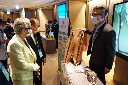 R20榮譽主席暨R20綠色婦女基金會主席Michèle Sabban（左）對亞泥推出的低碳水泥相當好奇。亞泥／提供