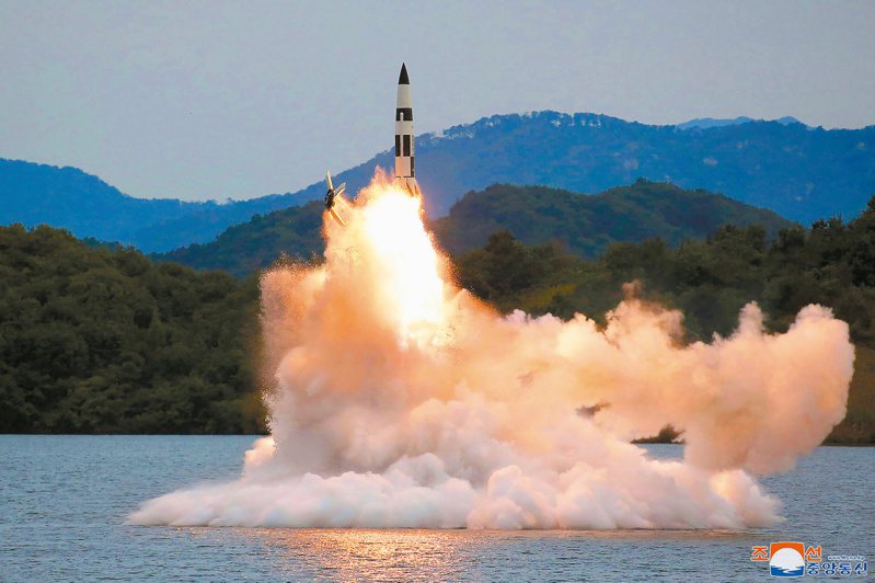 朝中社十日发布试射飞弹照片，拍摄时间约在九月廿五日至十月九日之间。（美联社）(photo:UDN)